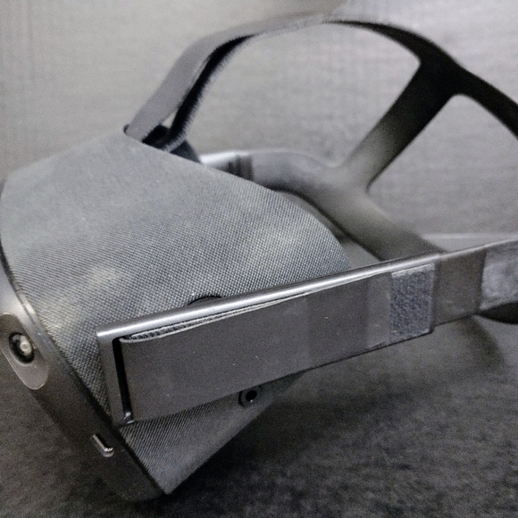 Oculus Quest 1 VR Headset - 128GB |Black Headset Only| Pre-owned & Working! - Picture 2 of 3